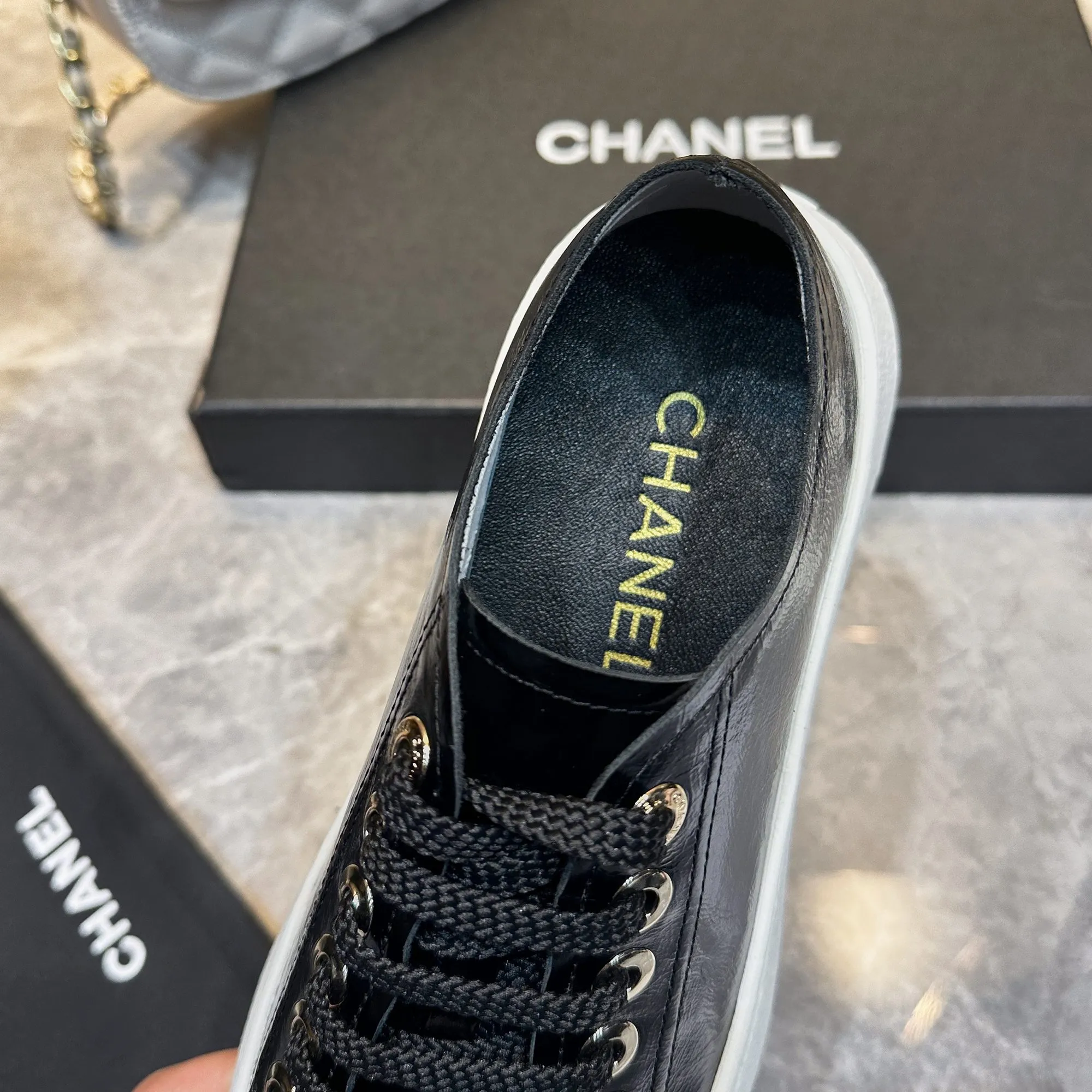 👟👟Ex-factory price 440👟👟 Chanel Chanel - 2024 counter top casual sports shoes This classic design; the upper is electro-embroidered with a variety of craftsmanship; the outsole is fashionable and sporty; it is extraordinary and incorporates a variety of color matching elements... The diversified mix and match is very good-looking and versatile, casual, fashionable, sports and outdoor can be taken into account... ꫛꫀꪝ Go➫ Material: ❶Upper made of: Original imported cowhide ❷Inside made of: original imported breathable sheepskin ❸Outsole based on: original TPU outsole Full set of boutique packaging for women 35–41